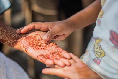 Tatuajes Temporales de Henna y Cúrcuma: Una Forma Natural de Arte Corporal