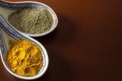Cúrcuma y pimienta negra: cómo mejorar la absorción (piperina) sin meterte en problemas